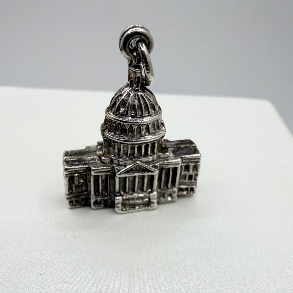 Vintage Sterling Silver US Capitol building charm/pendant!